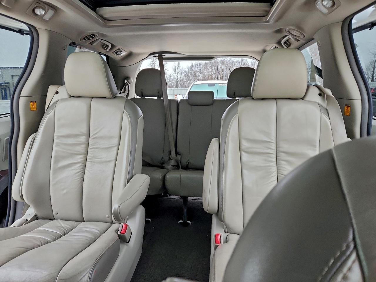 2011 TOYOTA SIENNA