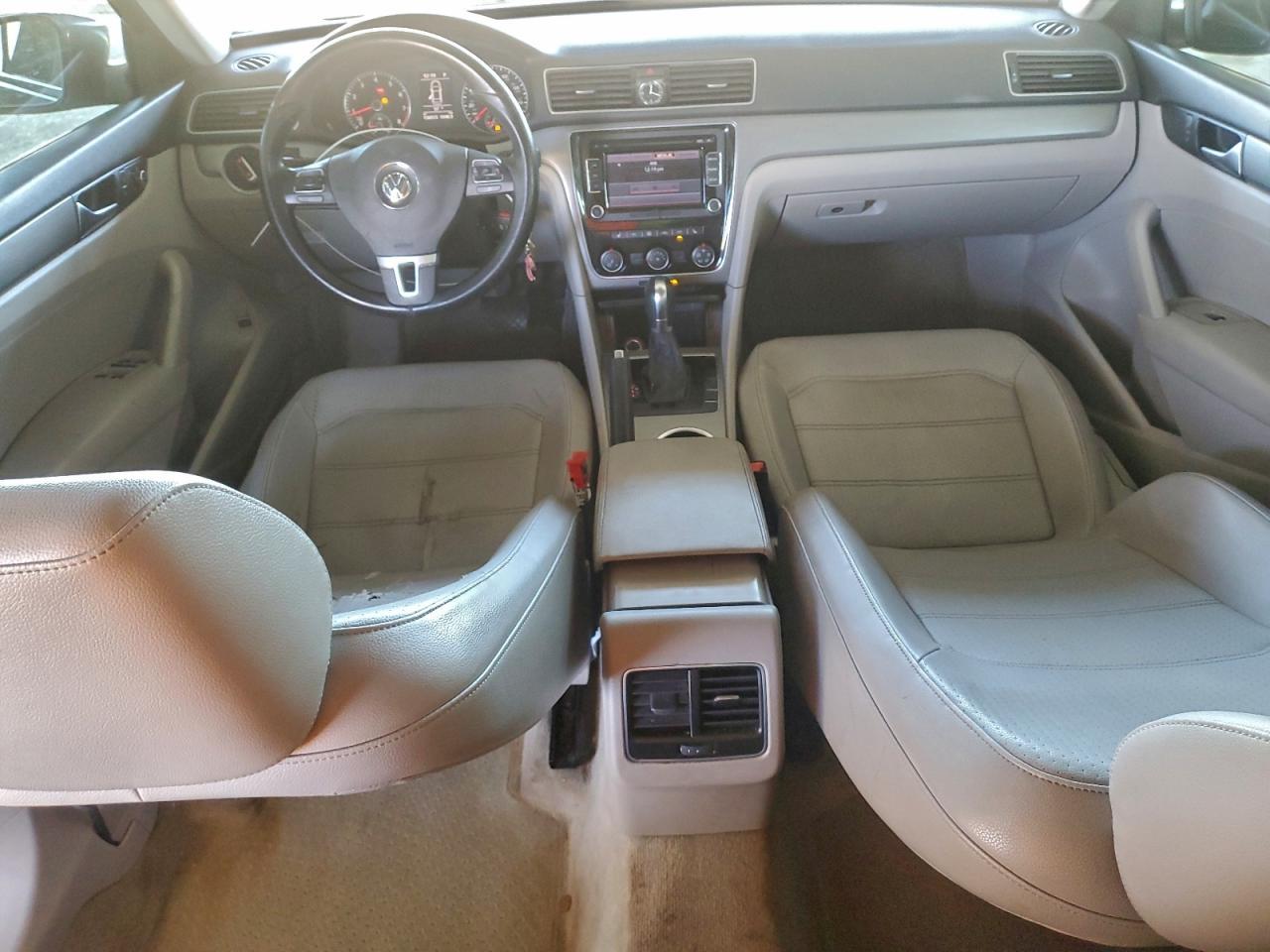 2014 VOLKSWAGEN Passat