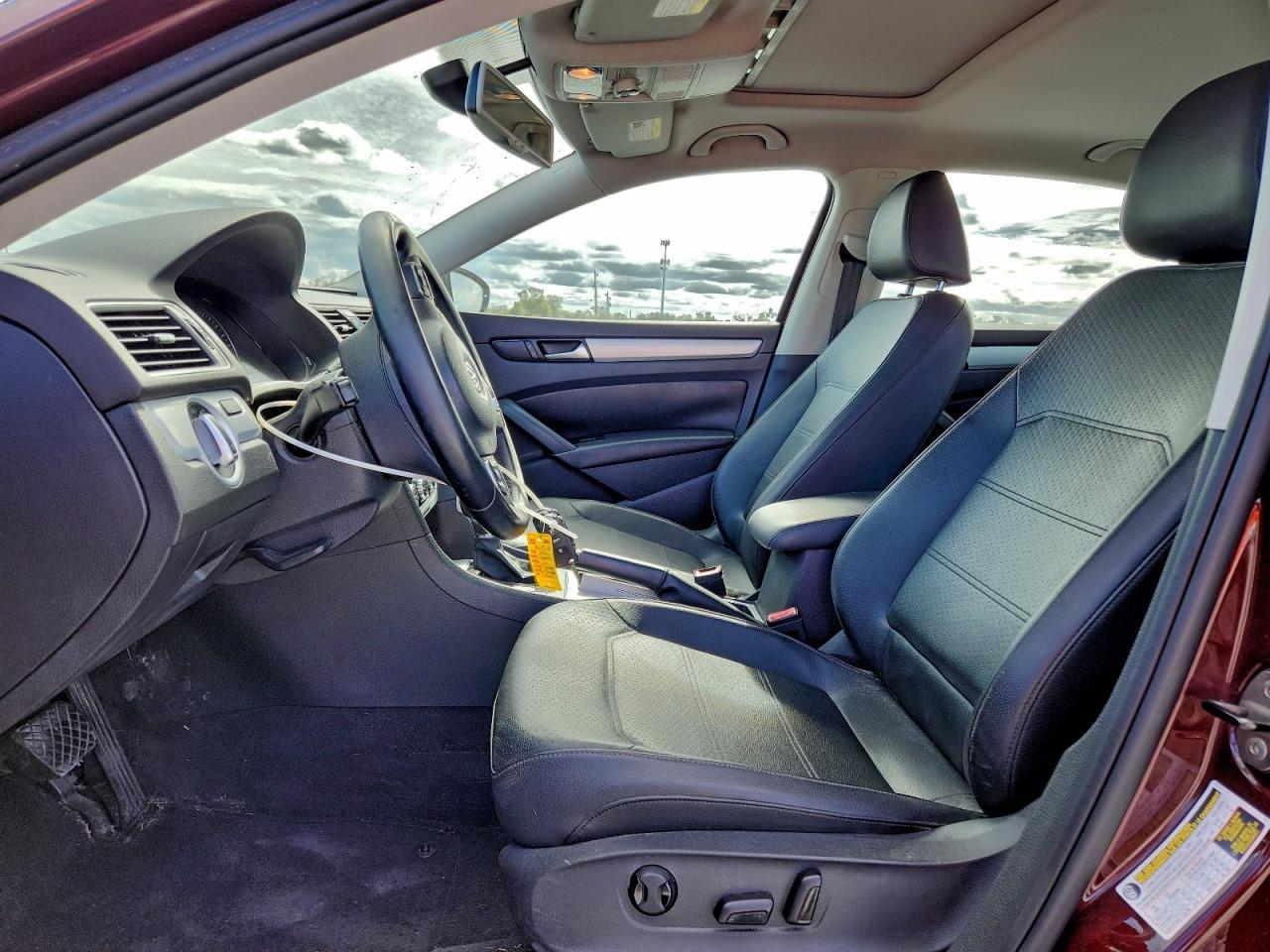 2012 VOLKSWAGEN Passat