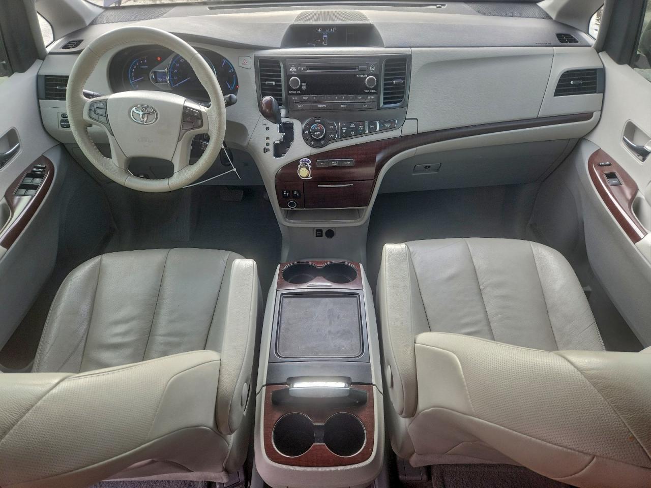 2012 TOYOTA SIENNA