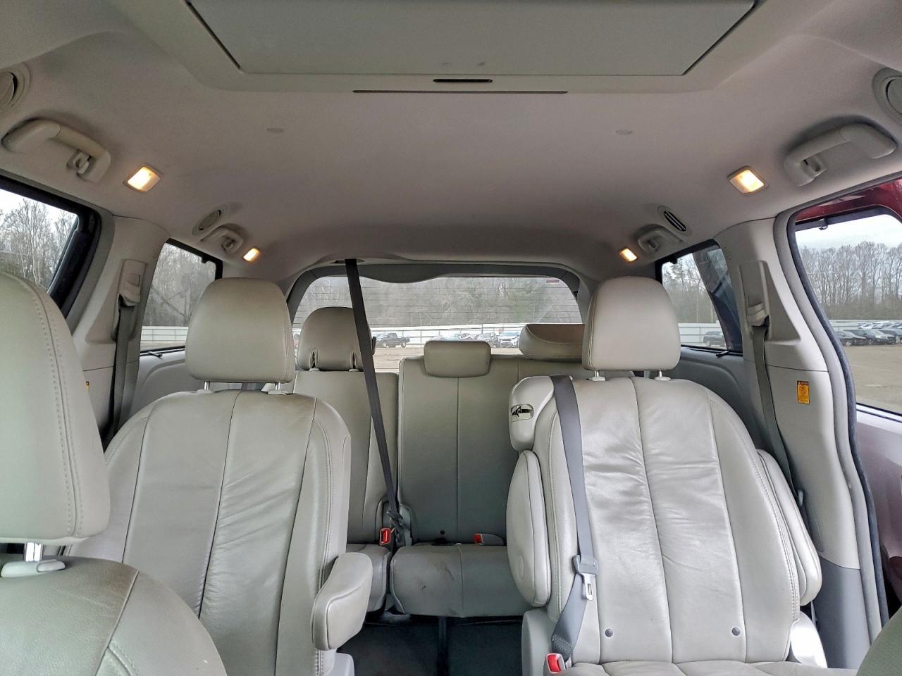 2012 TOYOTA SIENNA