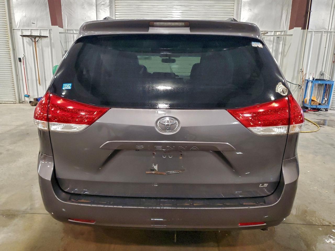 2011 TOYOTA SIENNA
