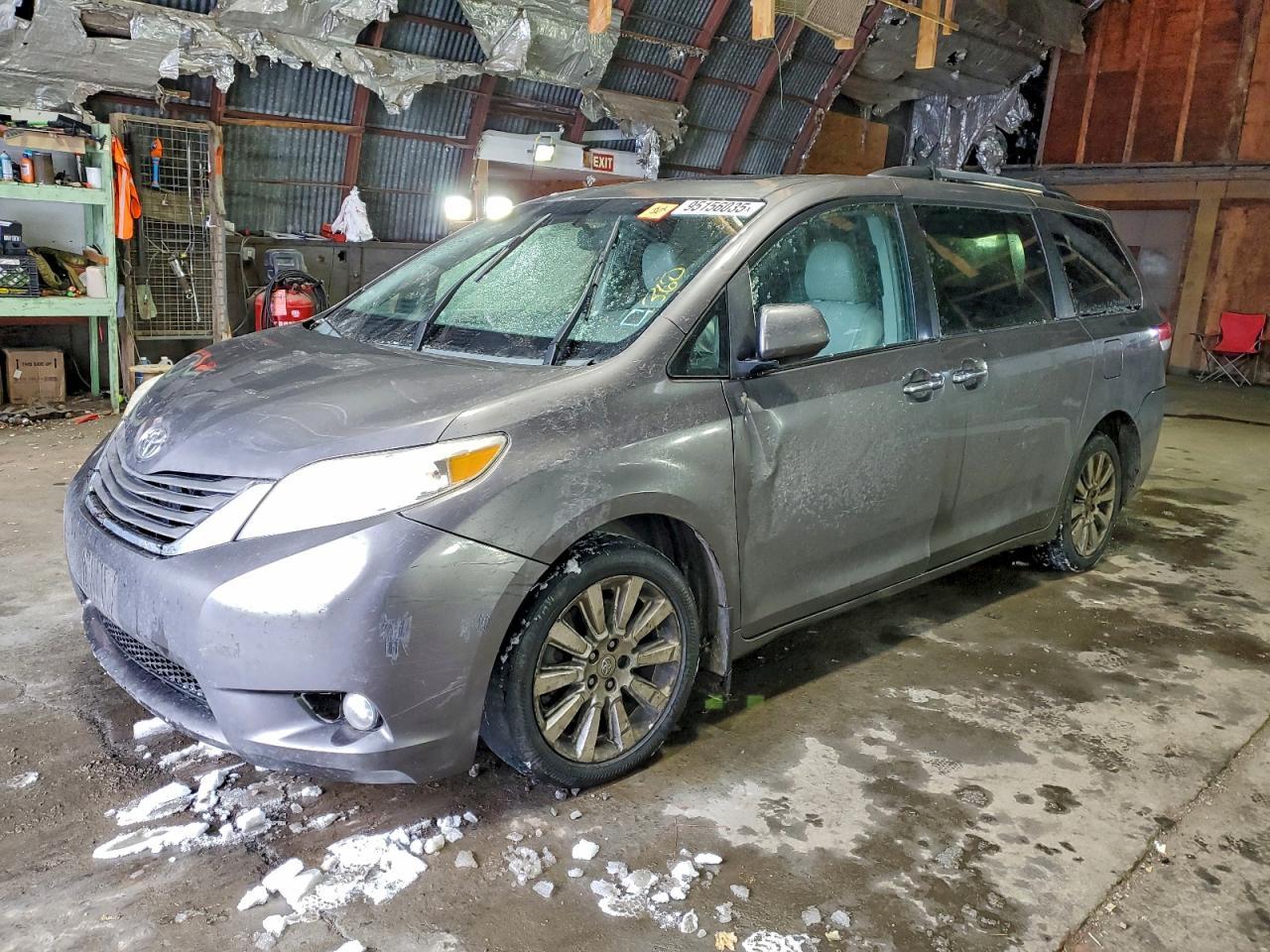 2011 TOYOTA SIENNA