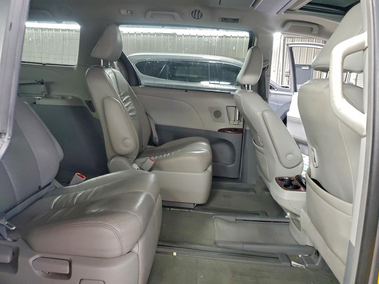 2012 TOYOTA SIENNA
