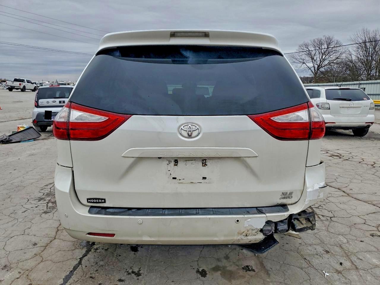 2016 TOYOTA SIENNA