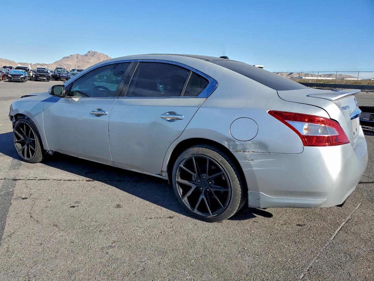 2010 NISSAN Maxima