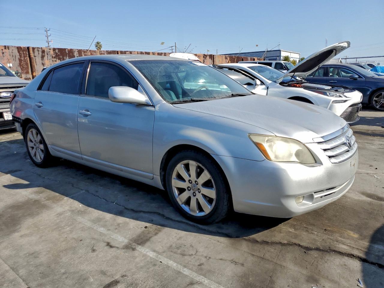 2005 TOYOTA Avalon
