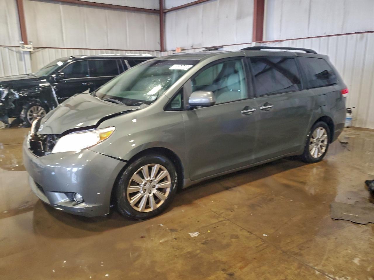 2011 TOYOTA SIENNA