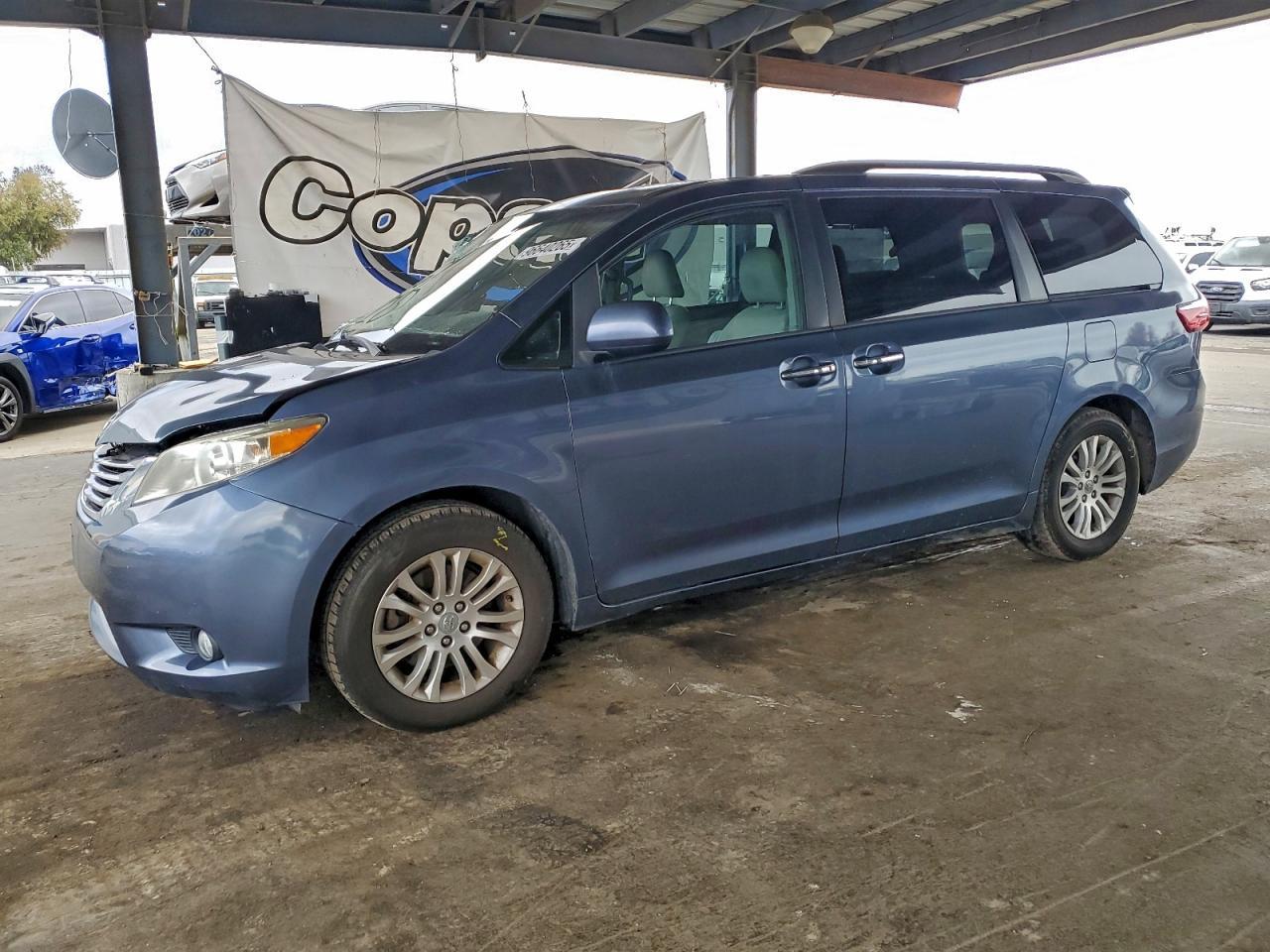2017 TOYOTA SIENNA