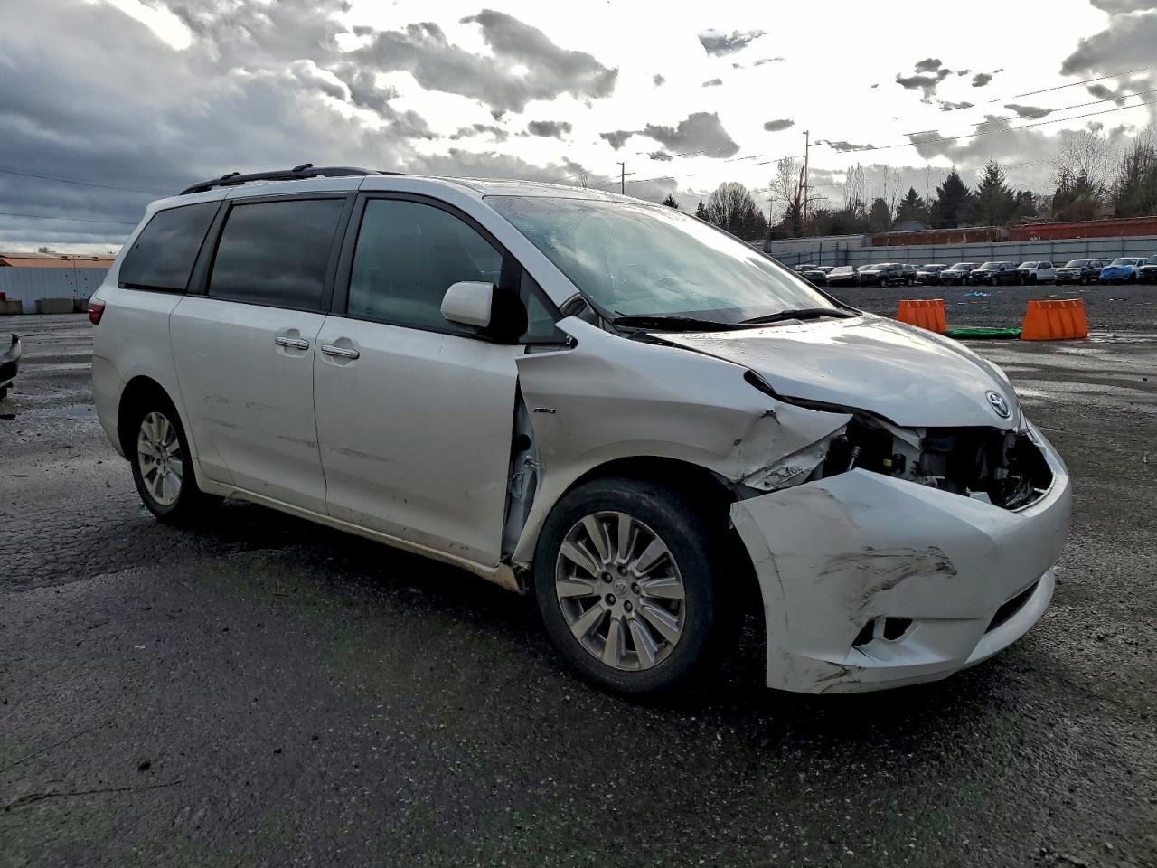 2016 TOYOTA SIENNA