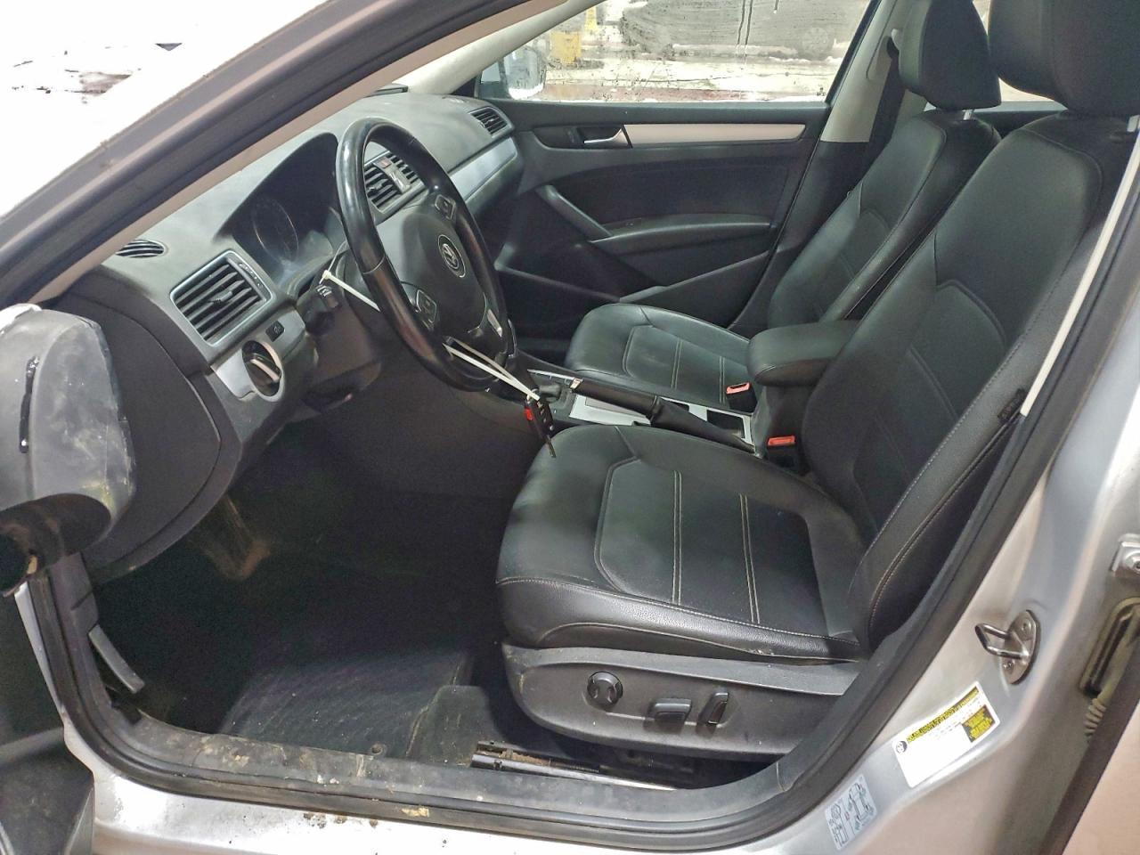 2012 VOLKSWAGEN Passat