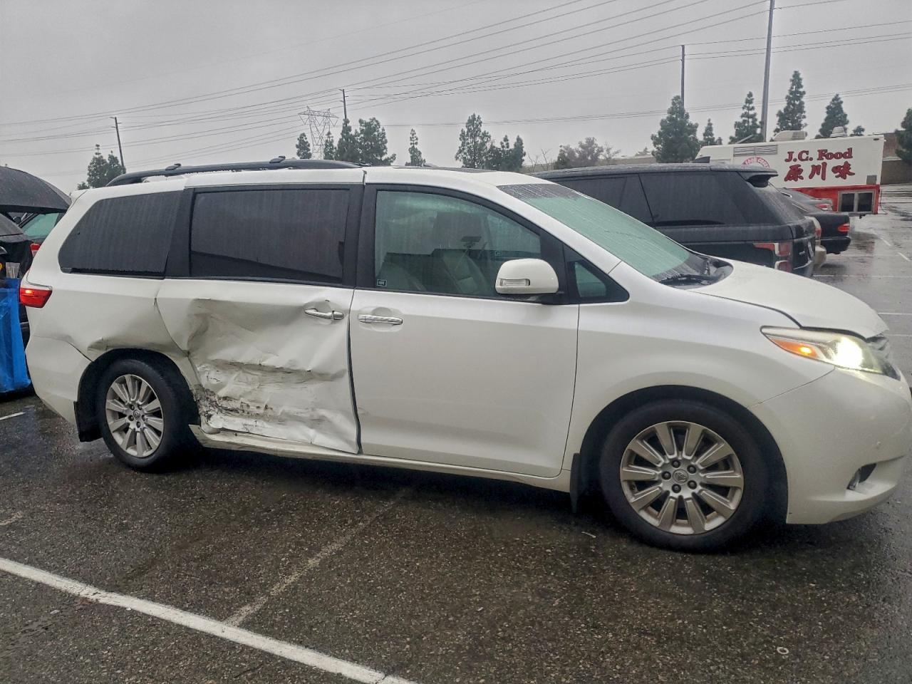 2015 TOYOTA SIENNA
