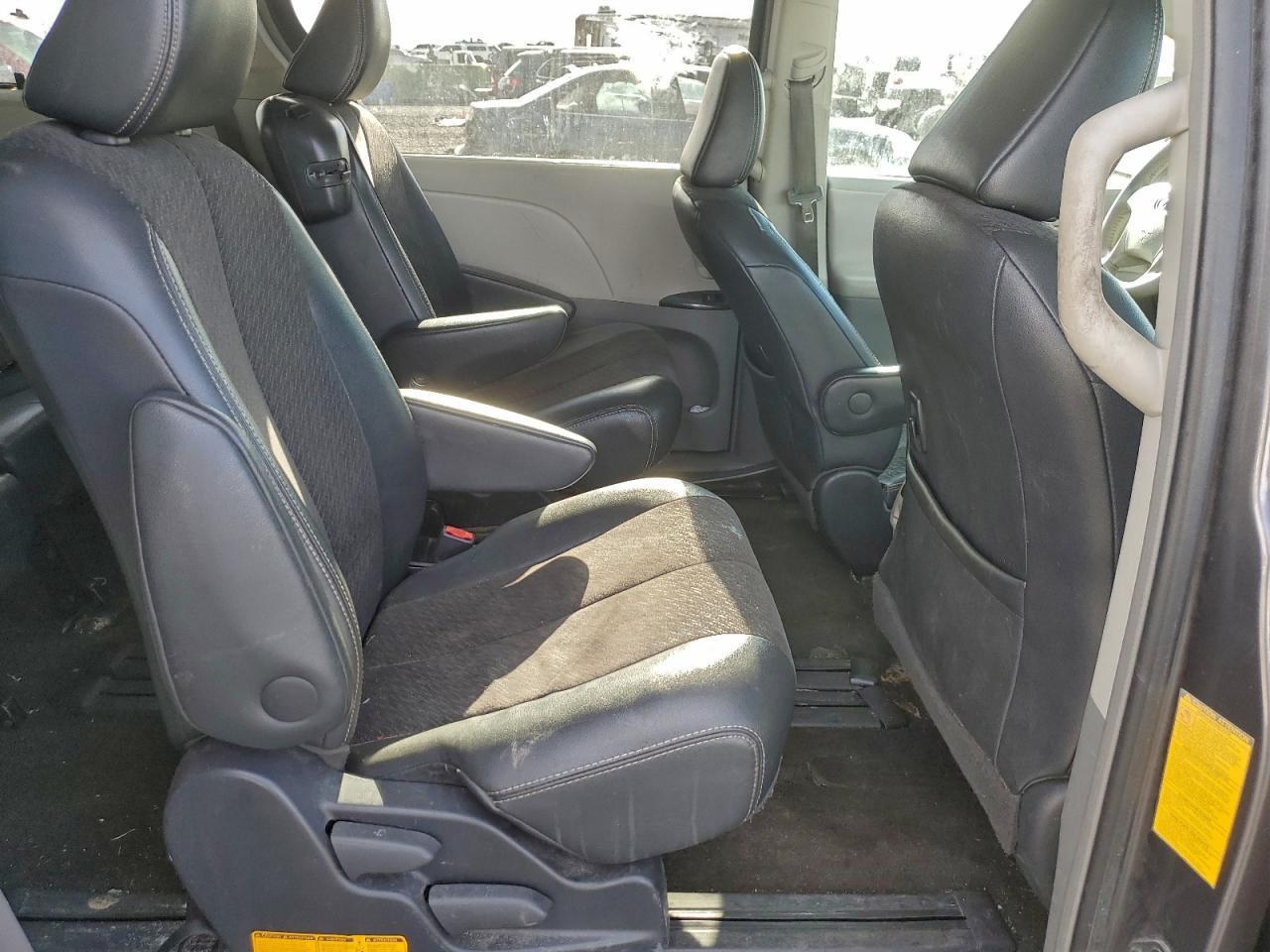 2011 TOYOTA SIENNA