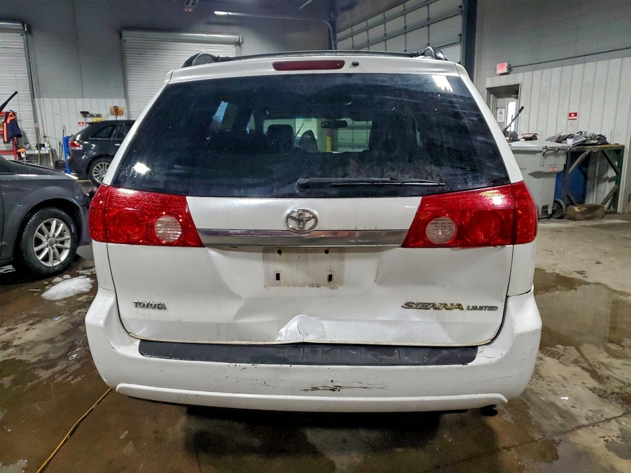 2010 TOYOTA SIENNA