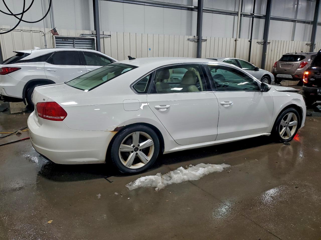 2012 VOLKSWAGEN Passat