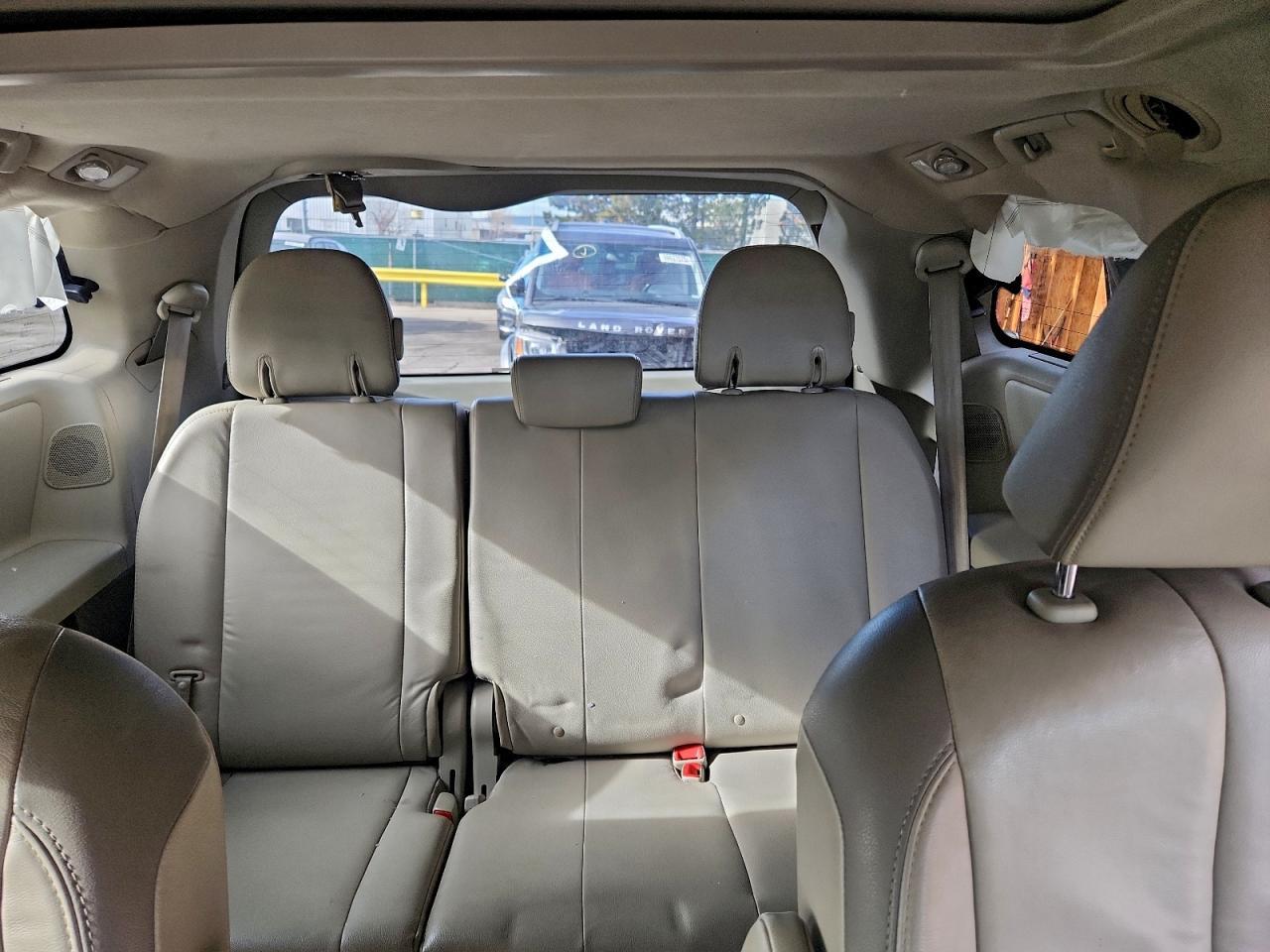 2011 TOYOTA SIENNA