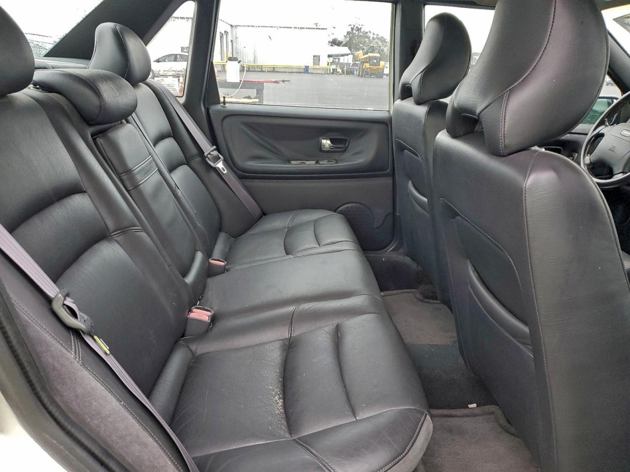 2000 VOLVO S70
