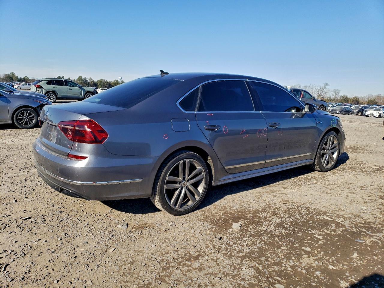 2017 VOLKSWAGEN Passat