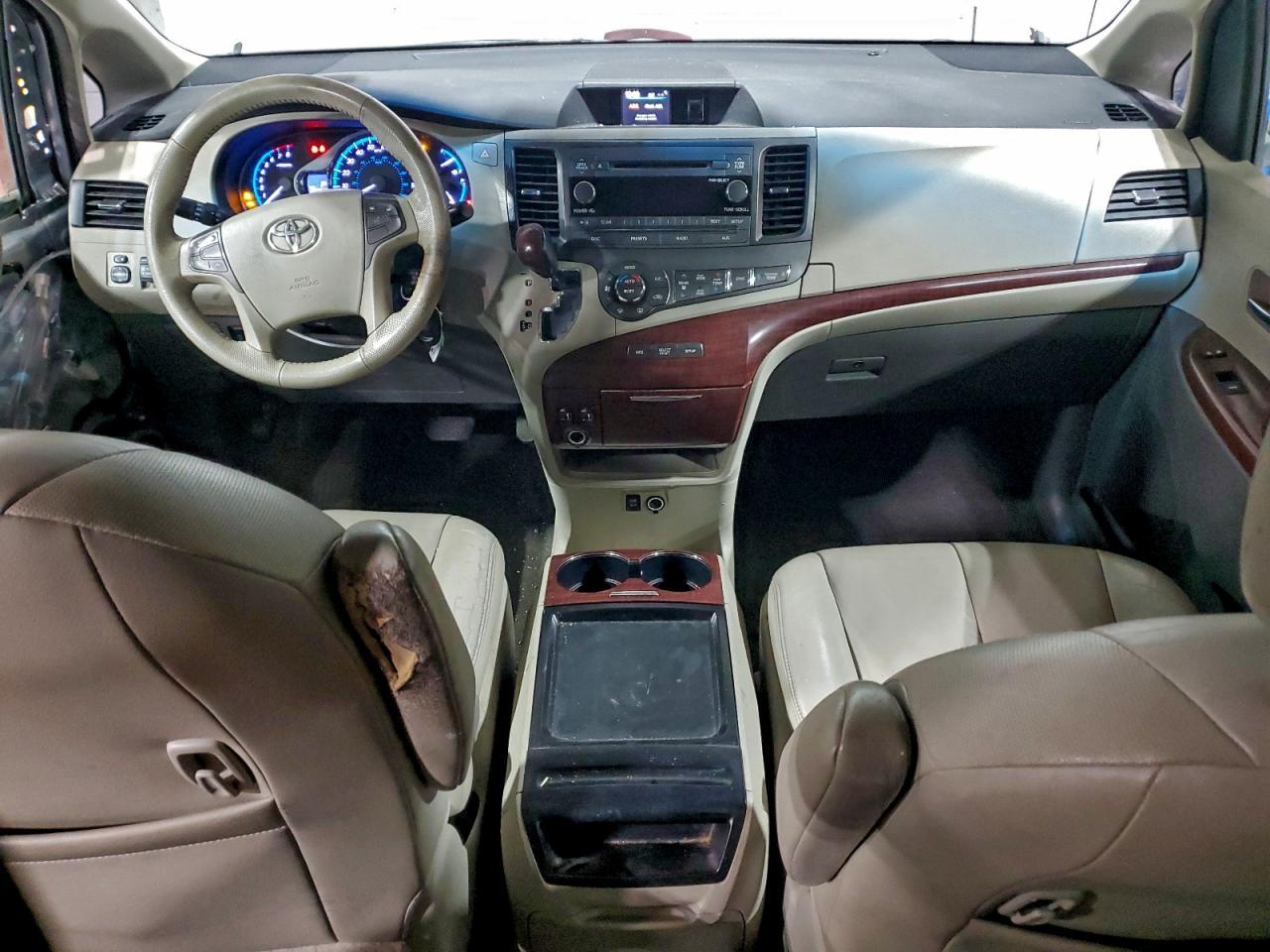 2011 TOYOTA SIENNA