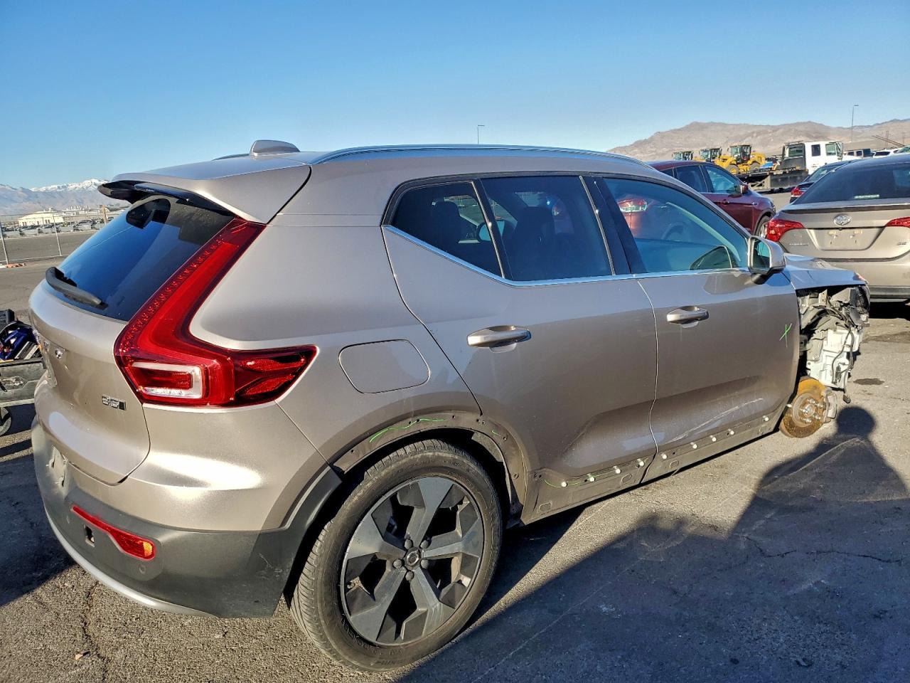 2024 VOLVO XC40
