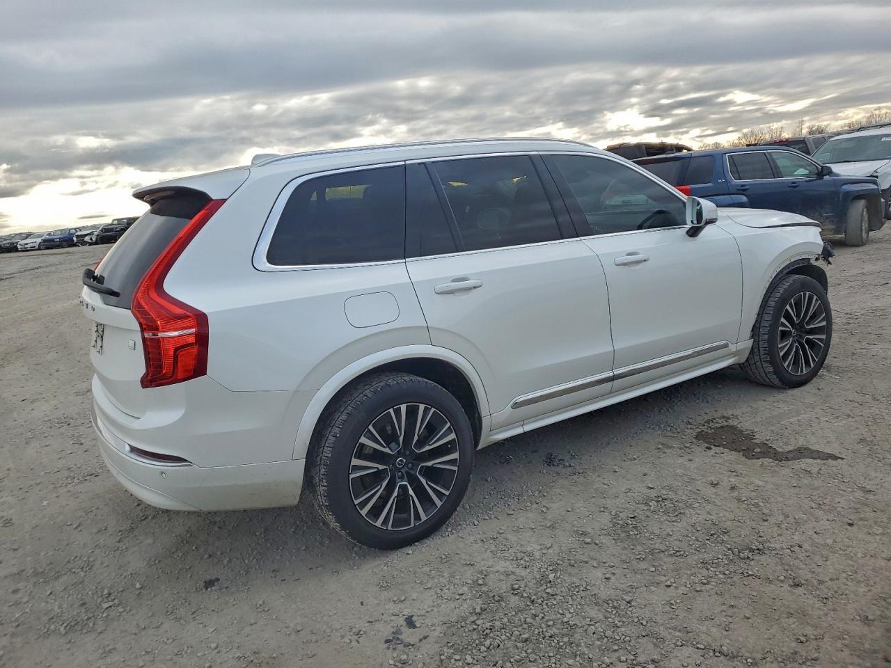 2023 VOLVO XC90