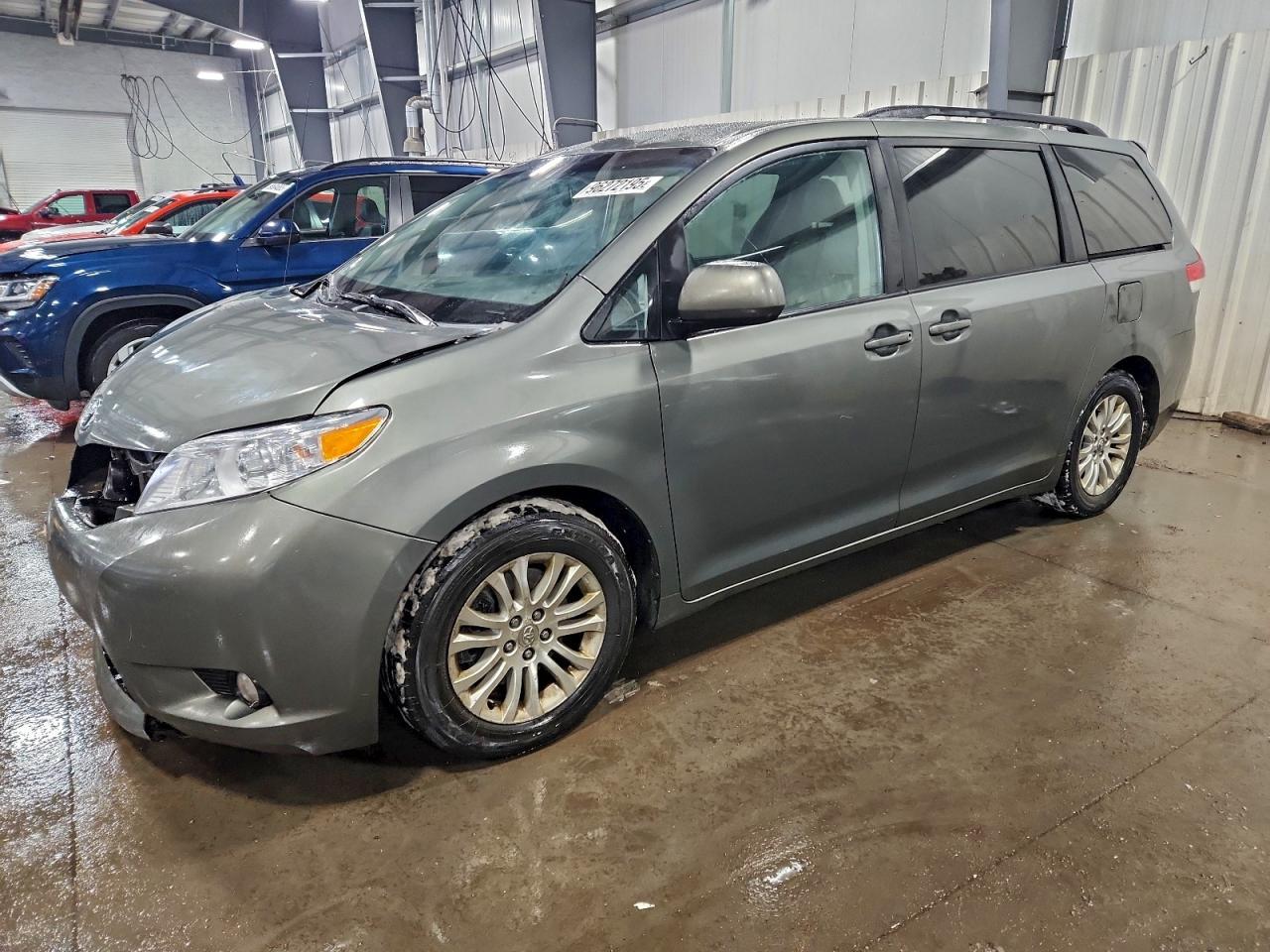 2012 TOYOTA SIENNA