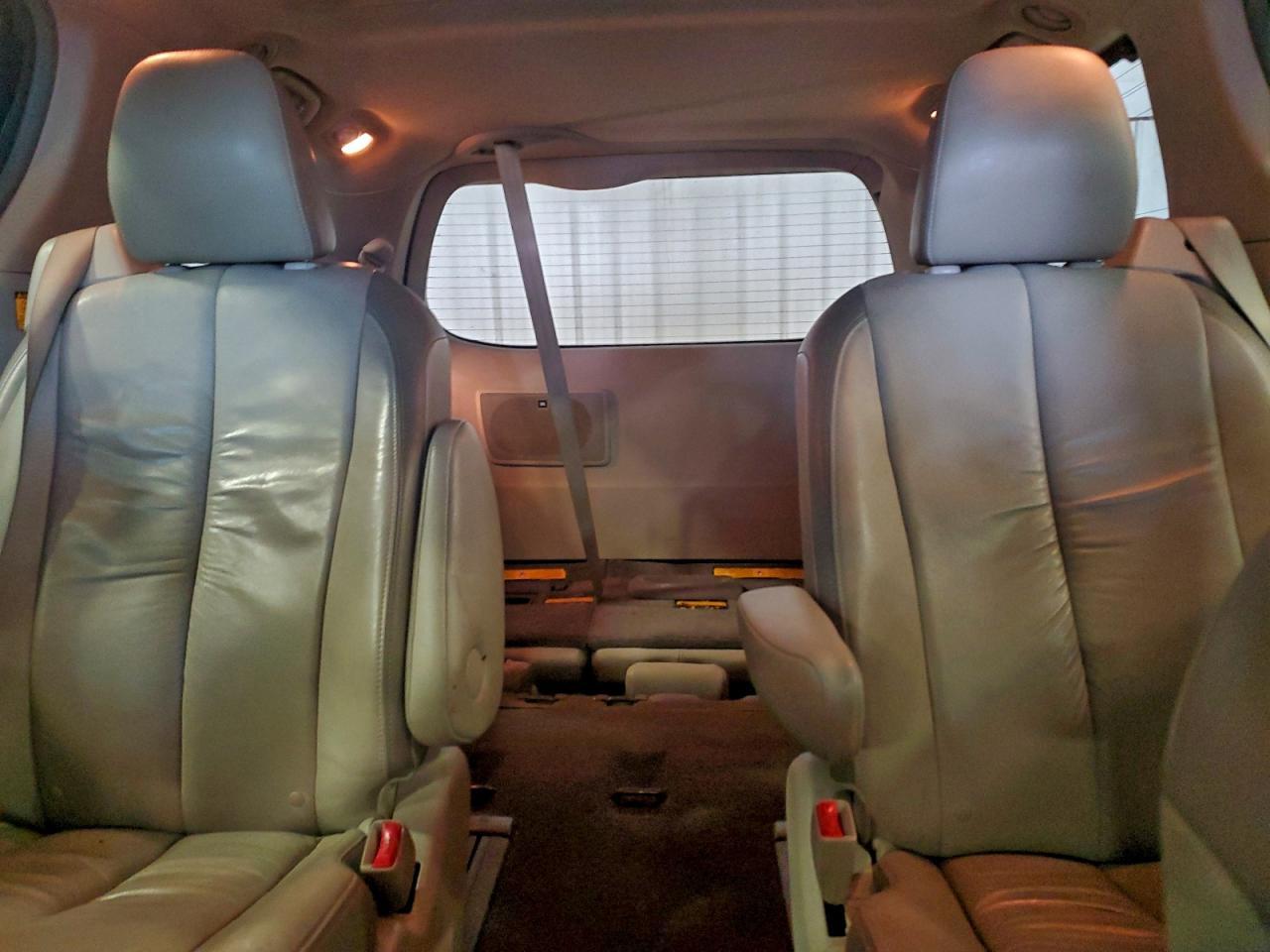 2011 TOYOTA SIENNA