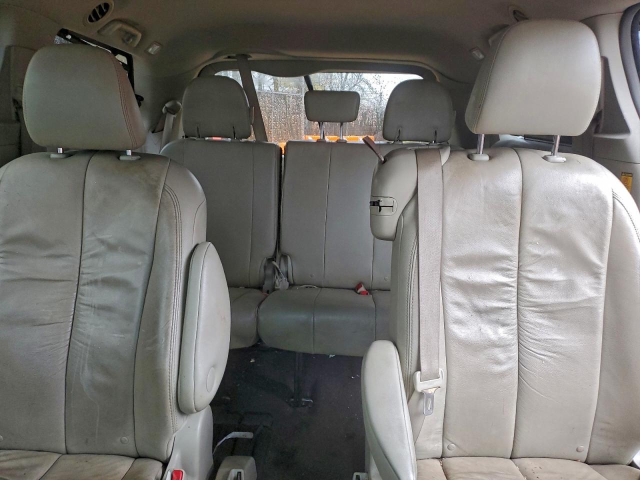 2011 TOYOTA SIENNA