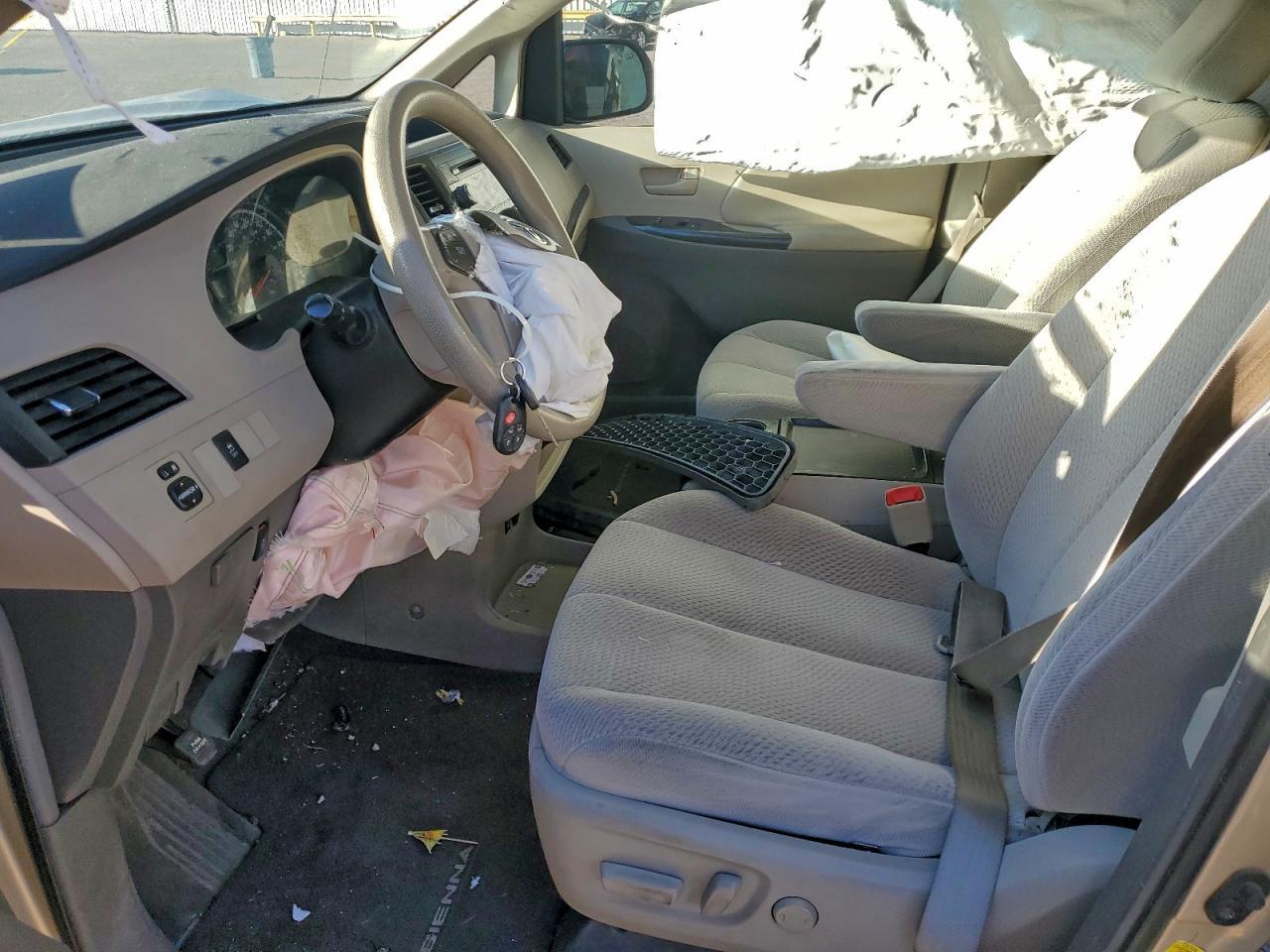 2011 TOYOTA SIENNA