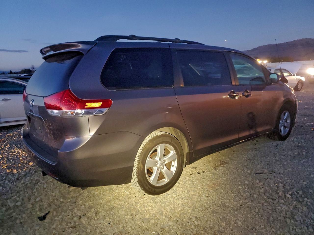 2012 TOYOTA SIENNA