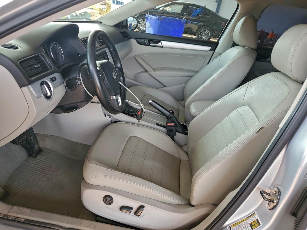 2012 VOLKSWAGEN Passat