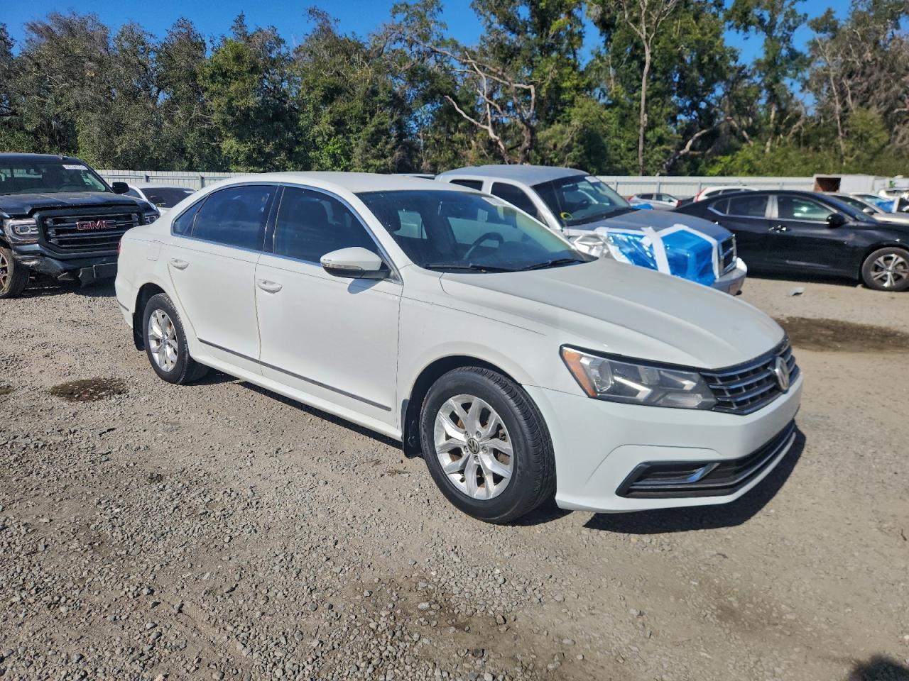 2017 VOLKSWAGEN Passat