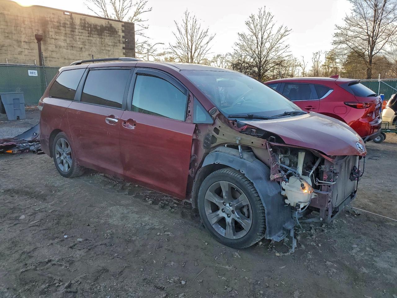 2013 TOYOTA SIENNA