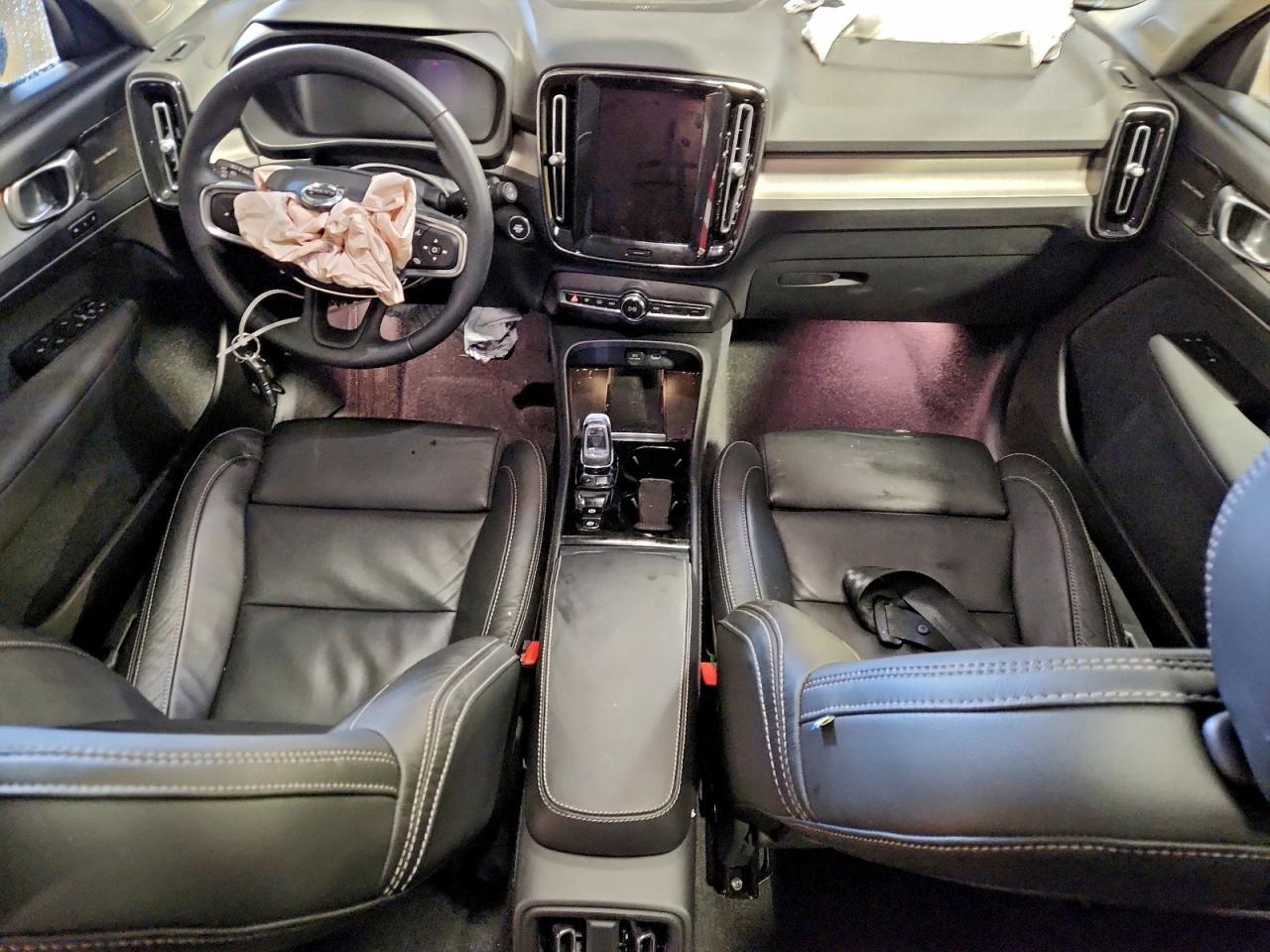 2023 VOLVO XC40