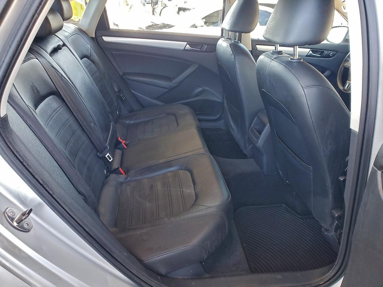 2012 VOLKSWAGEN Passat