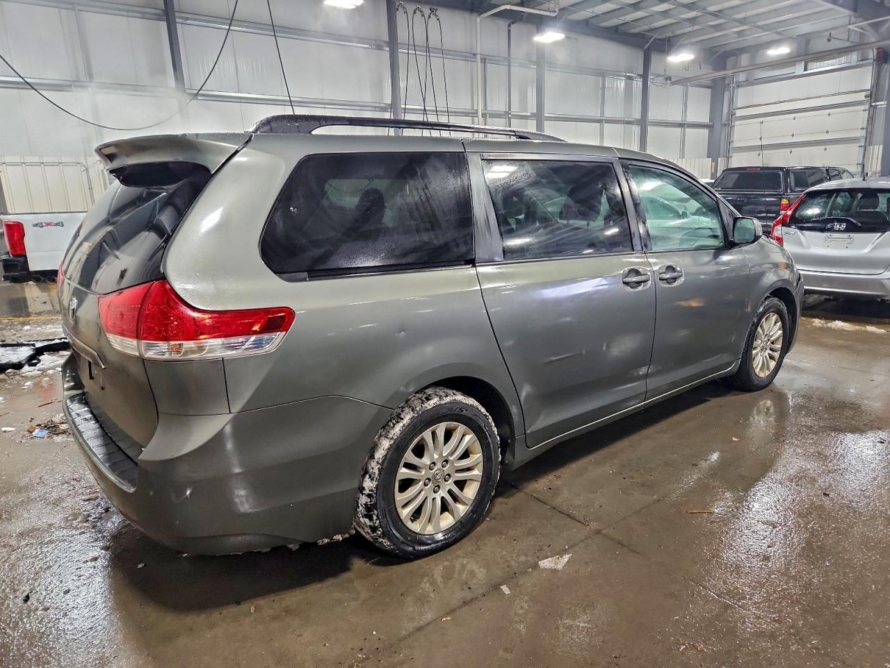 2012 TOYOTA SIENNA