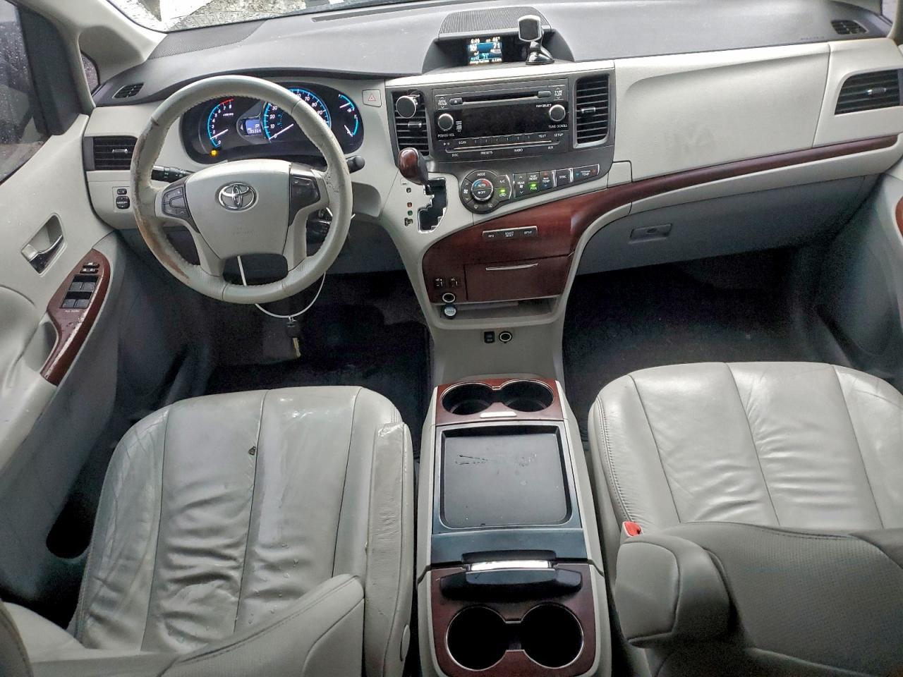 2011 TOYOTA SIENNA