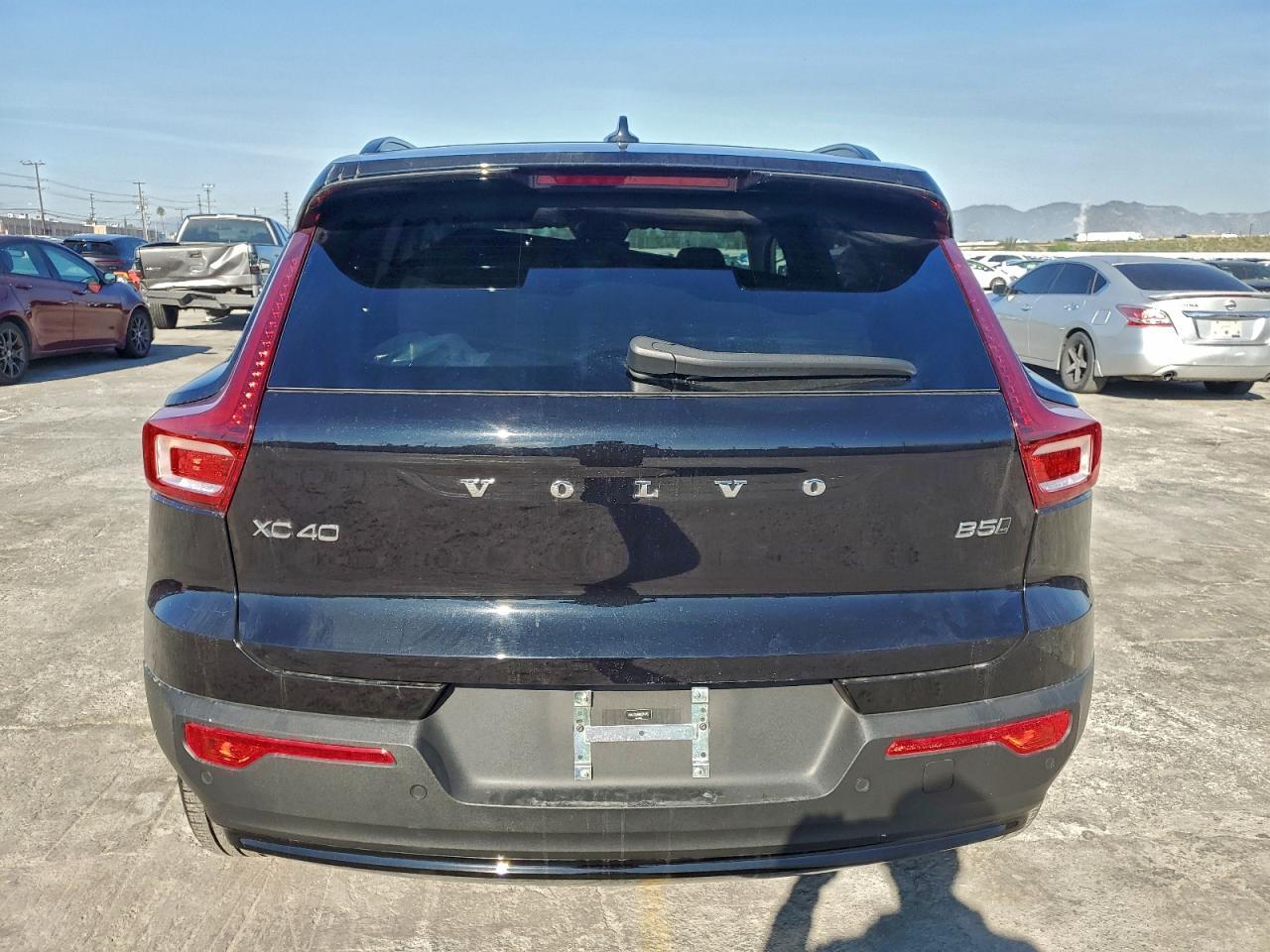 2024 VOLVO XC40