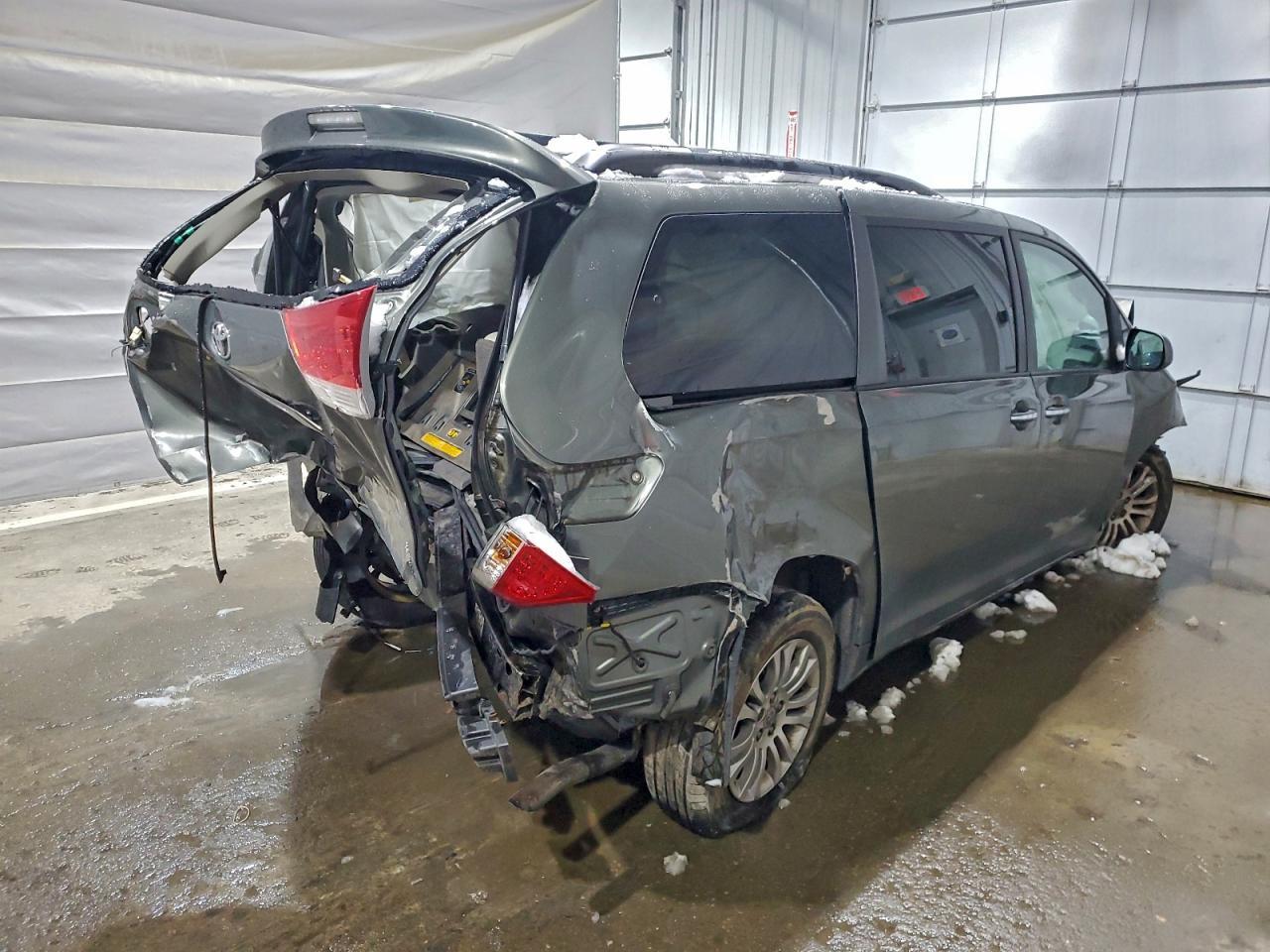 2011 TOYOTA SIENNA