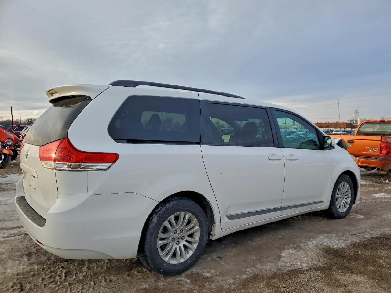 2013 TOYOTA SIENNA
