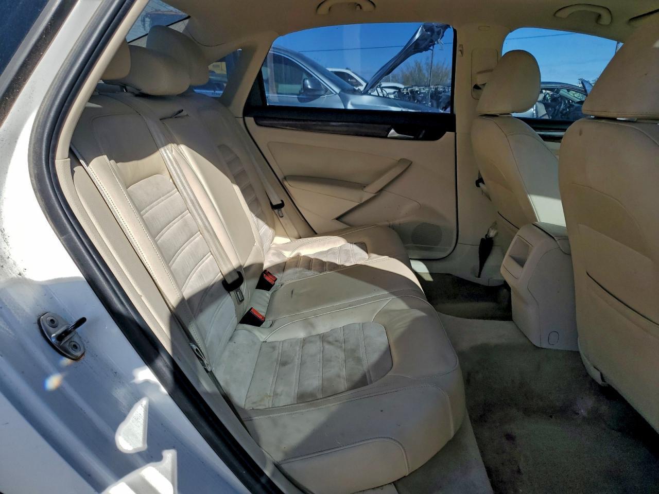2012 VOLKSWAGEN Passat
