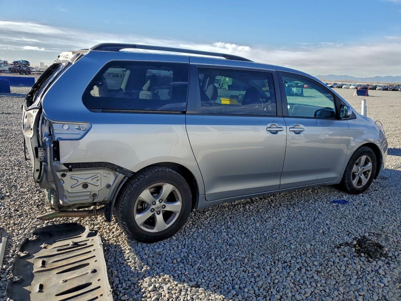 2017 TOYOTA SIENNA