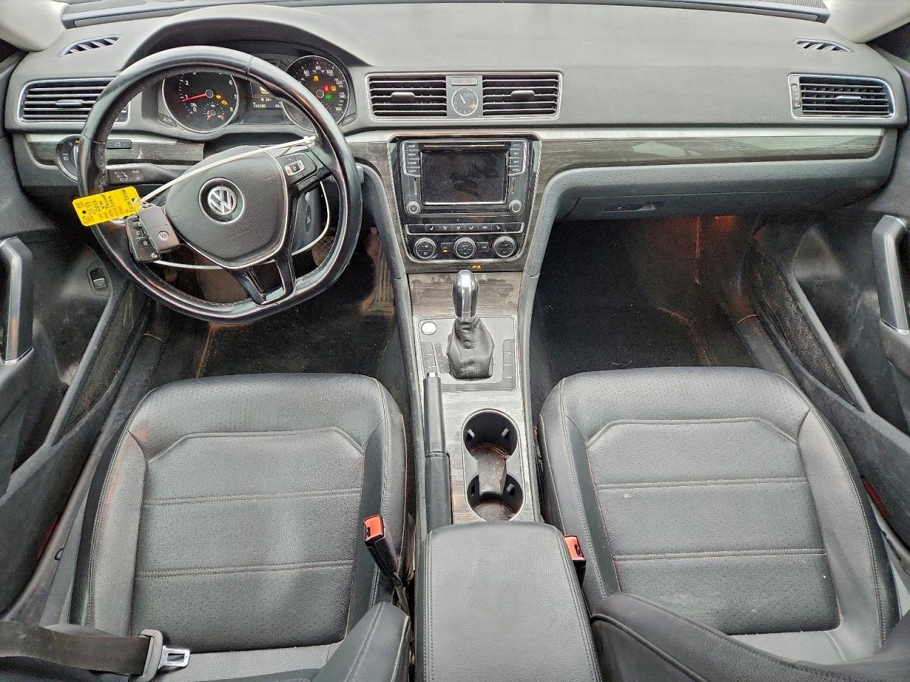 2017 VOLKSWAGEN Passat