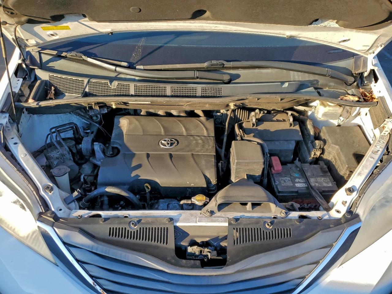2011 TOYOTA SIENNA