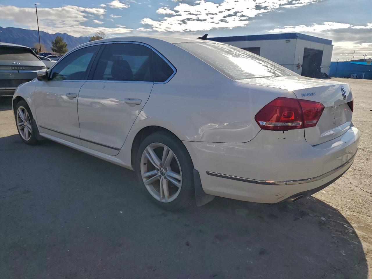 2012 VOLKSWAGEN Passat