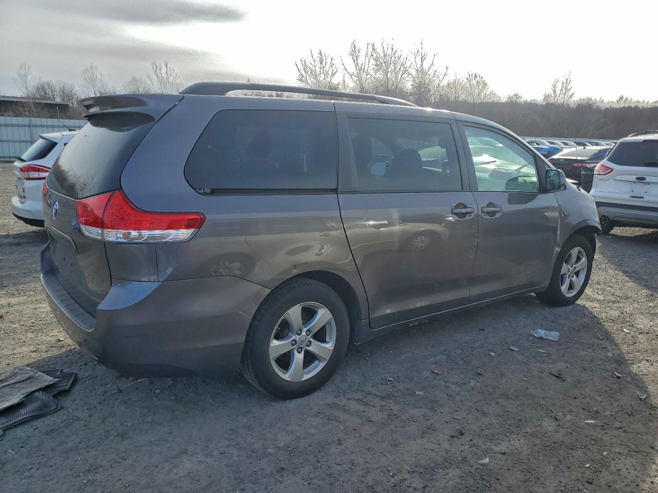 2011 TOYOTA SIENNA