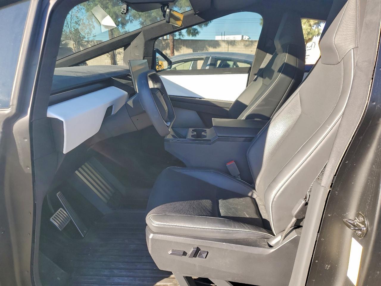 2024 TESLA Cybertruck