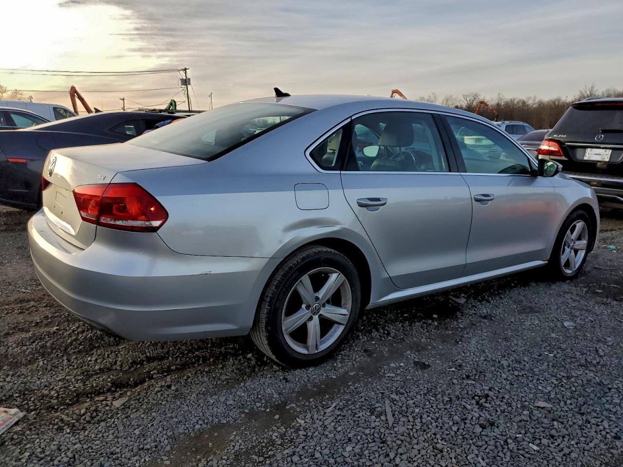2012 VOLKSWAGEN Passat