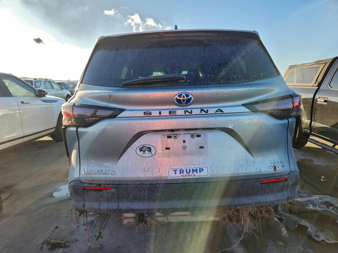2023 TOYOTA SIENNA