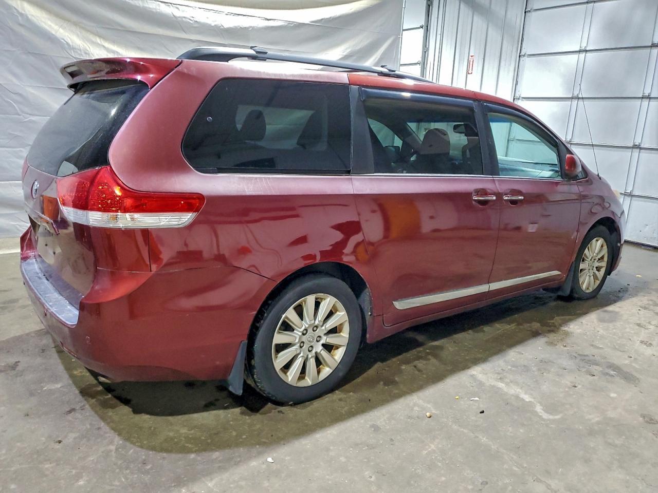 2013 TOYOTA SIENNA